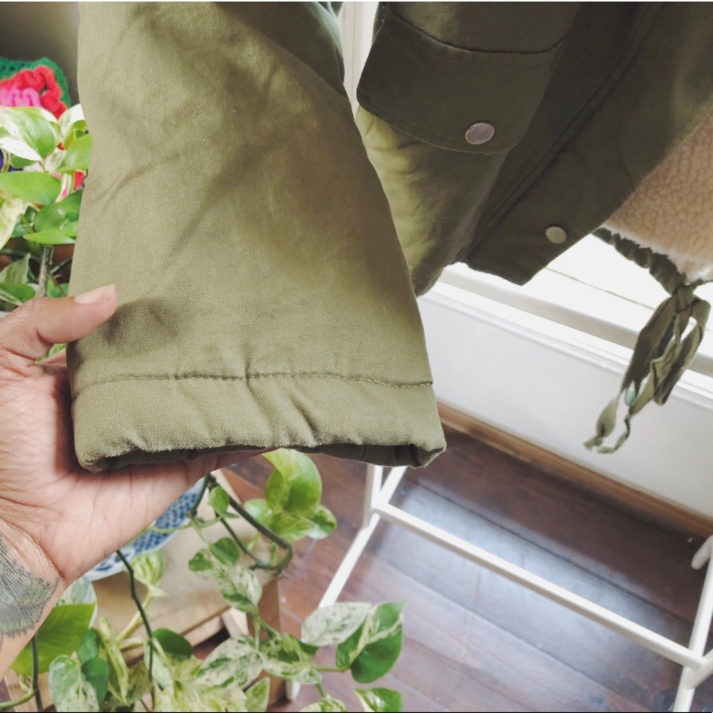 ℂℝ𝕆ℙℙ𝔼𝔻 𝕌ℕ𝕀𝔽 x UO Sherpa Army Green Jacket🧥 - Picture 6 of 8